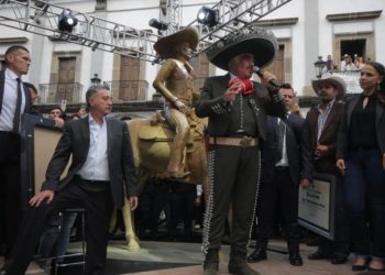 Vicente Fernández devela una estatua en su honor y las redes no perdonan el escaso parecido