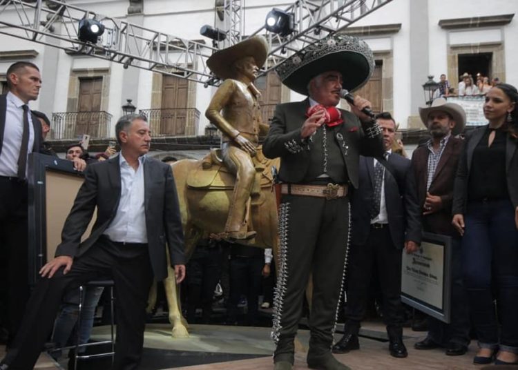 Vicente Fernández devela una estatua en su honor y las redes no perdonan el escaso parecido