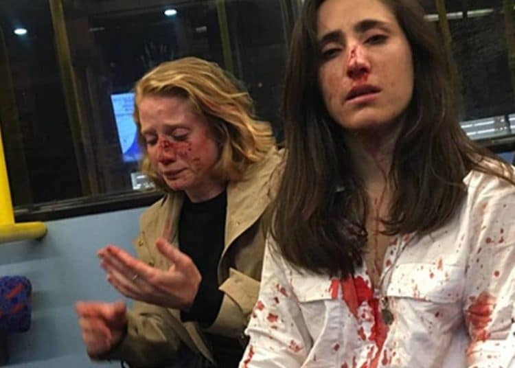 (VIDEO) Difunden por primera vez imágenes del ataque contra dos lesbianas en un autobús de Londres
