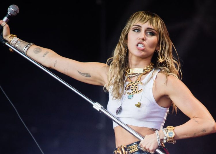 Miley Cyrus cumple 27 años en medio de un torbellino de problemas