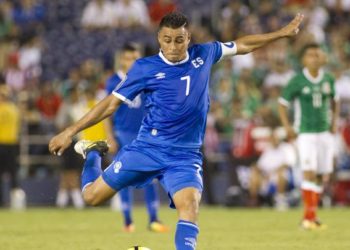 Hurtan pertenencias a Darwin Cerén tras partido de la Selecta