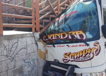 Microbús ruta 38-E choca contra pasarela y deja tres lesionados en Ciudad Delgado