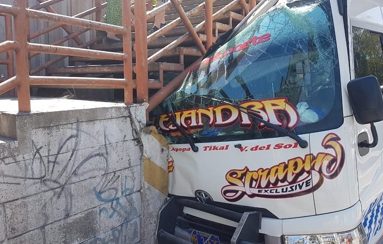 Microbús ruta 38-E choca contra pasarela y deja tres lesionados en Ciudad Delgado