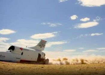 (VIDEO) Coche supersónico alcanza más de 800 km/h y ahora busca batir el récord mundial de velocidad