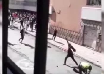 (VIDEO): Manifestantes rescatan a un policía de ser apedreado en Colombia