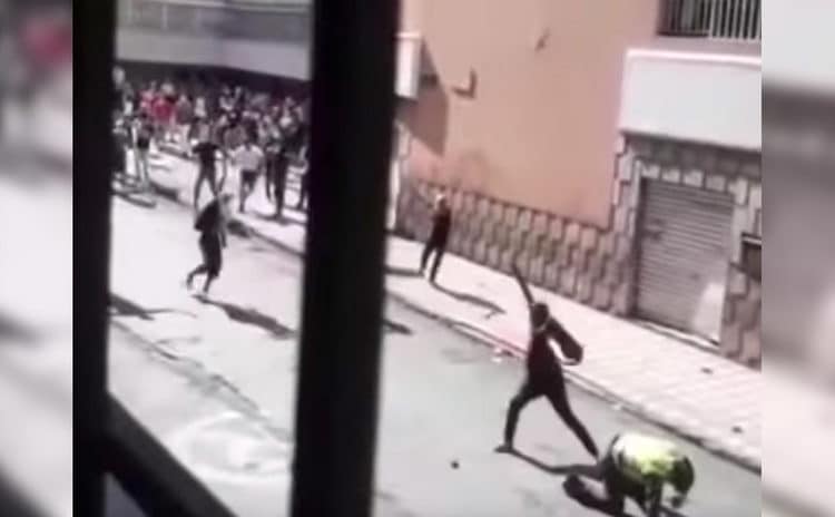 (VIDEO): Manifestantes rescatan a un policía de ser apedreado en Colombia