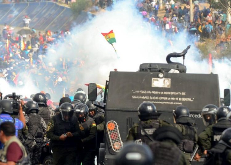 Ocho muertos y un centenar de heridos en choques entre manifestantes y policía en Bolivia