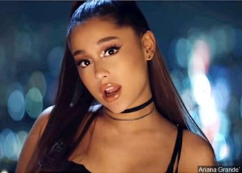 (VIDEO) Ariana Grande sufre una caída durante un show en Florida