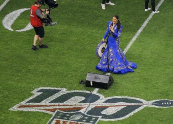 Ana Barbara se equivocó por tercera vez al entonar el Himno de México en un partido de fútbol américano