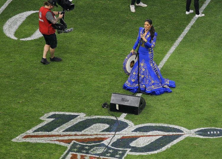 Ana Barbara se equivocó por tercera vez al entonar el Himno de México en un partido de fútbol américano