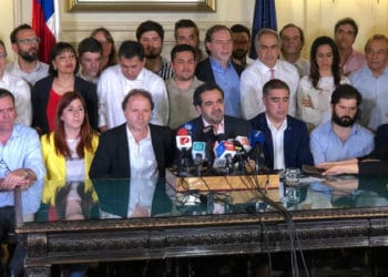 El gobierno y la oposición acordaron un plebiscito para una nueva Constitución en Chile