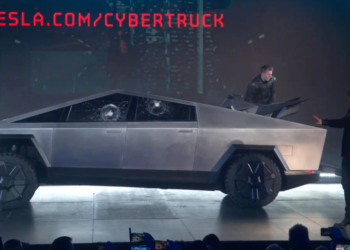 (VIDEO) A Elon Musk se le rompe el ‘cristal indestructible’ de su camioneta futurista Cybertruck