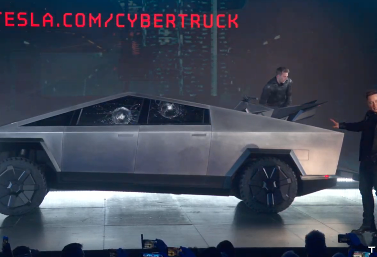 (VIDEO) A Elon Musk se le rompe el ‘cristal indestructible’ de su camioneta futurista Cybertruck