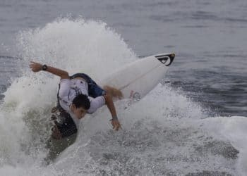 Porfirio Miranda y Bryan Pérez a cuartos de final del Surf City Alas Latin Pro