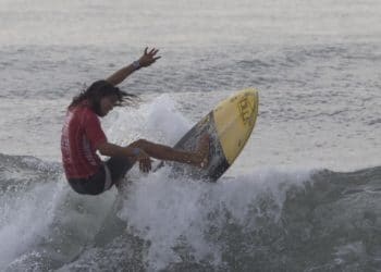 Porfirio Miranda y Bryan Pérez a cuartos de final del Surf City Alas Latin Pro