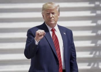 (VIDEO) Trump escribe en una nota «no quiero nada, no quiero nada», surgen los memes y lo hacen canción