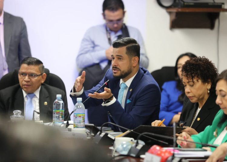 Ministro de Hacienda aclara que no tocarán el dinero de las pensiones