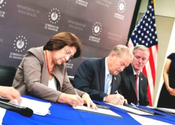 Sin mayores trámites, salvadoreños que hayan estudiado en EE.UU. podrán incorporarse al sistema educativo nacional