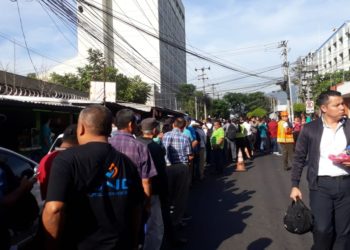 Temblor obliga a empleados públicos desalojar edificios del Centro de Gobierno