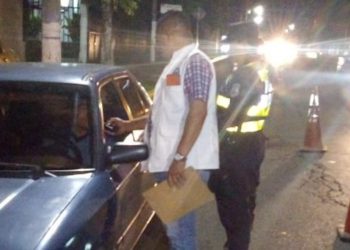 Policia de tránsito impone esquelas a conductores en Santa Tecla