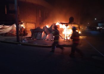 (VIDEO) Incendio consume negocios en el centro de San Salvador