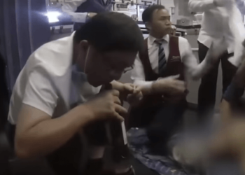 Un médico succionó la orina de un pasajero con problemas de vejiga durante un vuelo y le salvó la vida