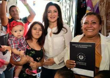 Michelle Sol confirma que se han entregado 1,839 escrituras durante el mandato del presidente Bukele