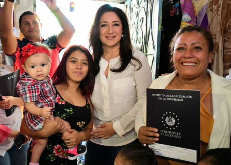 Michelle Sol confirma que se han entregado 1,839 escrituras durante el mandato del presidente Bukele