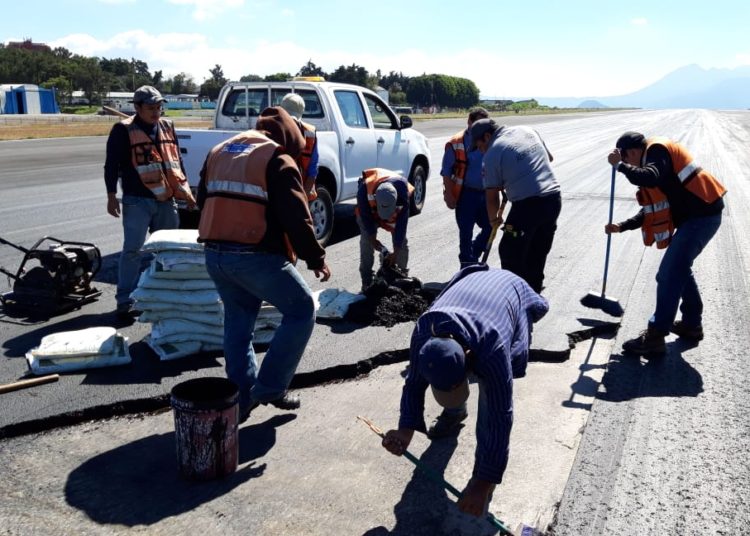 Aeropuerto La Aurora de Guatemala suspende aterrizajes por daños en la pista
