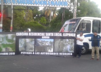 Residentes de colonia Santa Lucía bloquearon bulevar del Ejército para presionar se agilicen trabajos en la cárcava