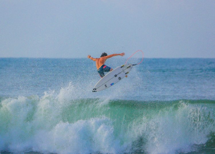 Surfistas salvadoreños se preparan para clasificar al «El Salvador Alas Latin Pro 2019»