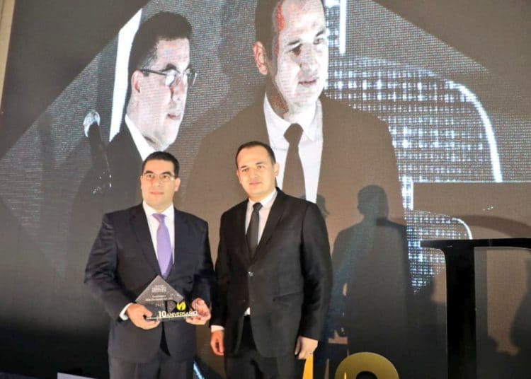 Raúl Melara recibe premio de «Funcionario más destacado del año»