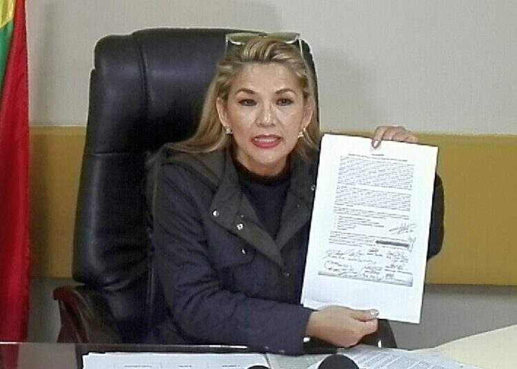 Quién es Jeanine Áñez Chávez, la senadora que podría asumir la presidencia de Bolivia