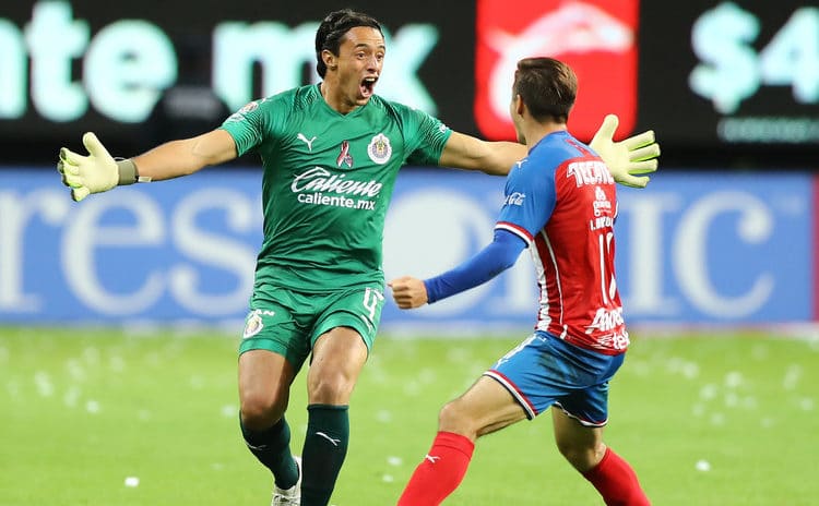 (VIDEO) Portero del Chivas anota un gol de meta a meta