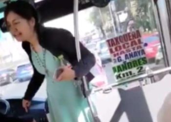 (VIDEO) Una mujer con un tacón roto monta un alboroto en un autobús en México
