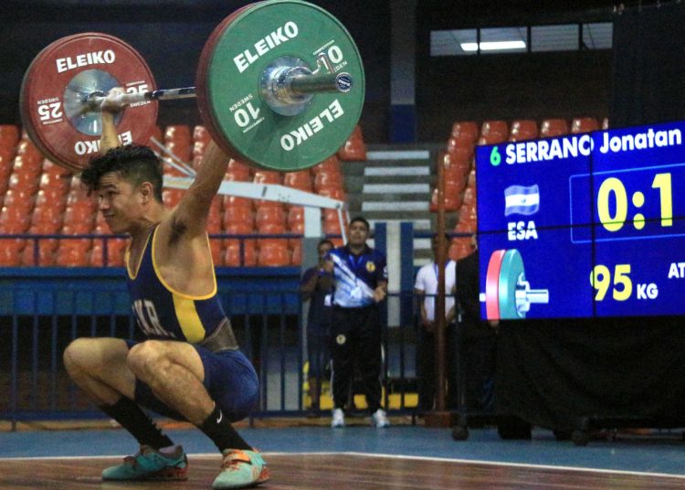 El Salvador gana cuatro medallas de oro en inicio del campeonato regional de levantamiento de pesas