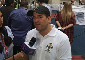 Militantes de Evo Morales retienen en el aeropuerto de la Paz al líder de la protestas y amenazan lincharlo