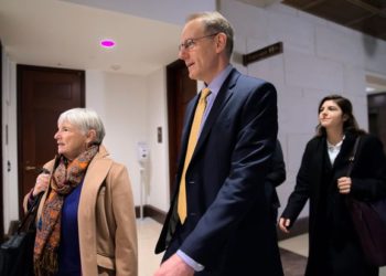 Funcionario de la Casa Blanca que se negaba a declarar, lo hace a puerta cerrada ante el Congreso