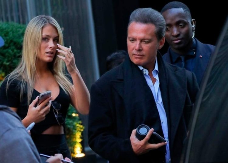 La novia de Luis Miguel publicó en Instagram sensuales fotos para celebrar el arte