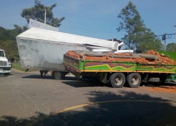 Triple accidente de tránsito deja un lesionado en carretera a Santa Ana