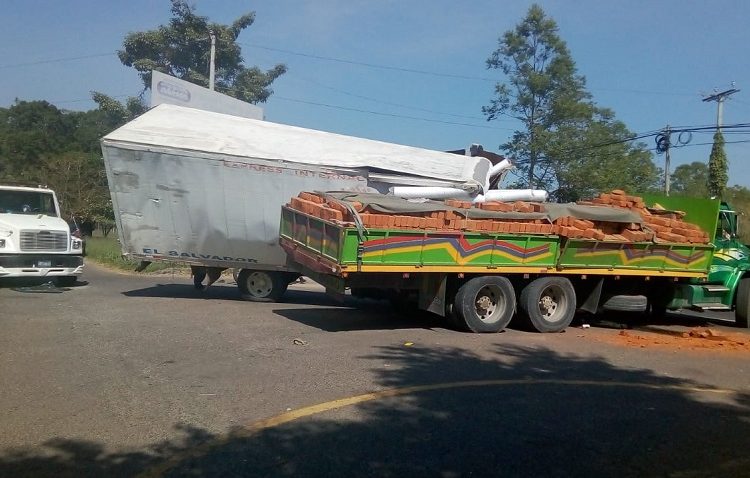 Triple accidente de tránsito deja un lesionado en carretera a Santa Ana