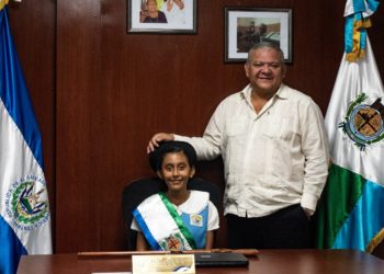 Estudiantes agradecen a Hector Orellana por establecer proyectos sociales en beneficio de todos
