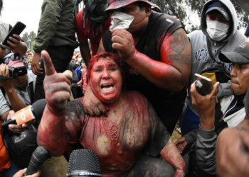 (VIDEO) Pintaron, cortaron el pelo y arrastraron a una alcaldesa oficialista de Bolivia