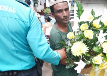 Capturan a sujeto que hurtaba arreglos florales en cementerio de San Miguel