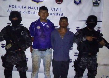 Capturan a dos sujetos que escondían droga y fusil AK 47 en un saco