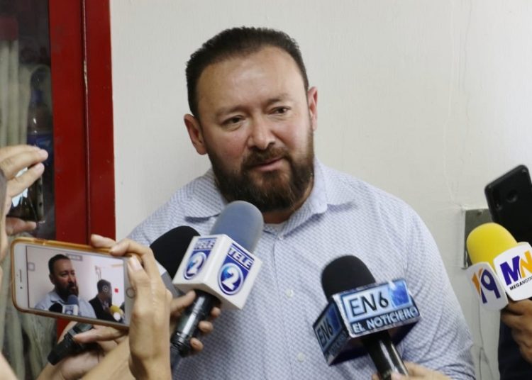 Gallegos critica reunión entre Davidson y Rovira: “El presidente de ARENA no es bienvenido en nuestra sede”