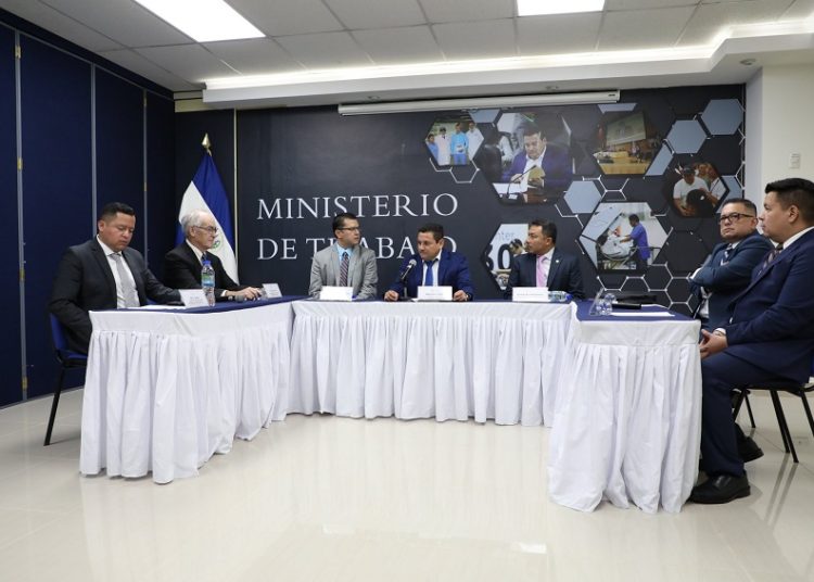 Empresarios de Arizona arriban al país para contratar a salvadoreños para trabajar en EE.UU.