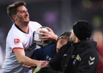 (VIDEO) Un futbolista golpeó a un entrenador y desató una batalla campal en Alemania