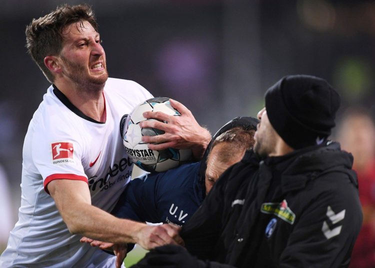 (VIDEO) Un futbolista golpeó a un entrenador y desató una batalla campal en Alemania