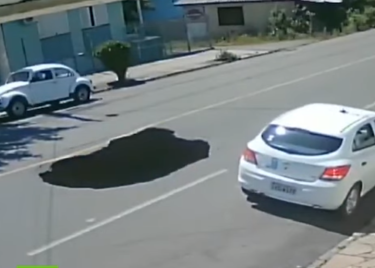 (VIDEO) Un automóvil cae en un agujero que se abre tras el paso de un camión en Brasil